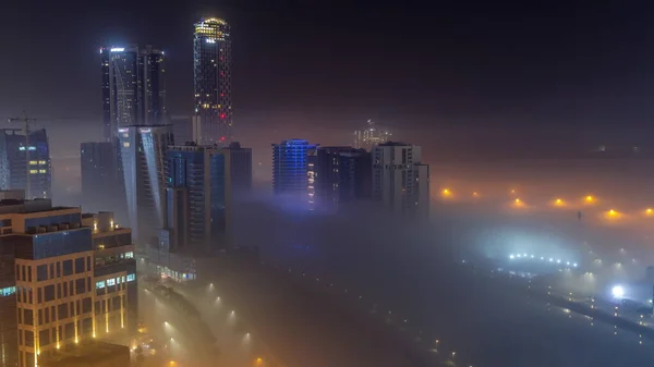 Κτίρια Καλύπτονται Παχύ Στρώμα Ομίχλης Στη Νύχτα Business Bay Φωτισμένοι — Φωτογραφία Αρχείου