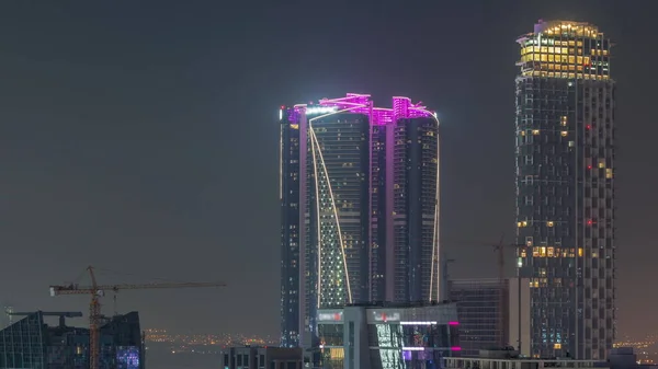 アラブ首長国連邦ドバイのビジネスベイ航空昼から夜への移行でスカイスクレーパー 夜の照明が点灯 — ストック写真