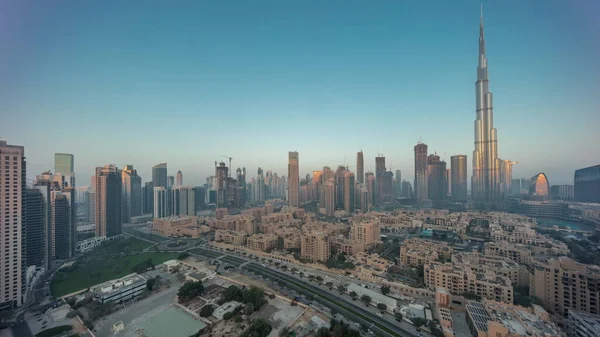 Dubai Downtown Con Sol Reflejado Desde Rascacielos Más Alto Otras —  Fotos de Stock