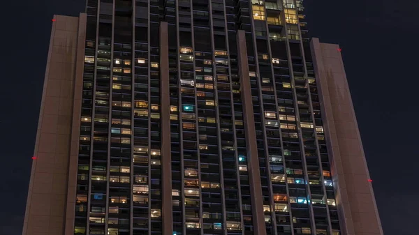 Большие Светящиеся Окна Современных Офисных Жилых Зданиях Смотрят Вид Ночью — стоковое фото