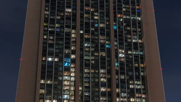 Velká Zářící Blikající Okna Moderní Kancelářské Obytné Budově Noci Řadách — Stock fotografie