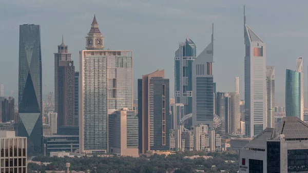 迪拜金融区的一排排摩天大楼在日出时分高耸入云 商业湾区的许多塔楼全景 — 图库照片