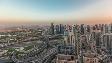 Dubai marinası ve JLT gökdelenlerini gösteren Panorama 'da Şeyh Zayed Yolu boyunca golf sahası ve Medya Şehri hava sahasının yakınında büyük bir kavşak var. Yukarıdan konut ve ofis binaları.