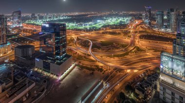 Dubai marinası ve JLT 'nin Sheikh Zayed Yolu' ndaki gökdelenleri büyük kavşak ve Medya Şehri hava saldırıları ile aydınlattığını gösteren panorama. Yukarıdan konut ve ofis binaları.