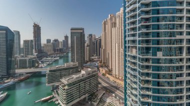 Panorama, Dubai marina gökdelenleri etrafında yüzen tekneler ve JBR bölgeleri olan jlt 'i gösteriyor. Yat kulübünde beyaz tekneler var.