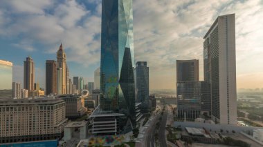 Dubai Uluslararası Finans Bölgesi 'nde gündoğumu. Sabahları panoramik ofis kulelerinin görüntüsü. Şehir merkezine yakın otelleri ve alışveriş merkezleri olan gökdelenler.