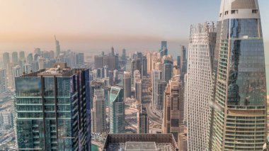 Dubai Marina 'nın Skyline panoramik görüntüsü sabahları kıyı antenleri boyunca cam yüzeyi olan gökdelenlerle çevrili yapay bir kanal gösteriyor. Yüzen yatlar ve tekneler. Dubai, BAE