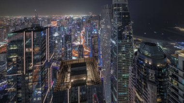 Panorama, Dubai Marina 'yı JLT ve JBR bölgesiyle gösteriyor. Gökdelenler arası karayolunda trafik vardı. Aydınlatılmış modern kuleler ve inşaat alanı