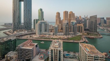 Panorama, Dubai Marina 'yı birkaç tekne ve yatla birlikte limanda ve kanal anteninin etrafında gökdelenlerle gösteriyor. Arka planda JBR bölgesi kuleleri
