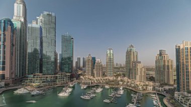 Panorama, Dubai marinasının limandaki en yüksek gökdelenleri ve yatları gösteriyor. Apartman binalarına, otellere ve ofis bloklarına, BAE 'nin modern yerleşim alanlarına bak