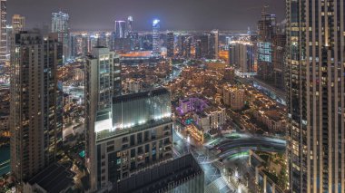 Panorama, büyük, fütüristik bir şehir gecesinin hava görüntüsünü gösteriyor. Dubai, Birleşik Arap Emirlikleri 'nin gökdelenleri ve geleneksel evleri olan iş sahası ve şehir merkezi..