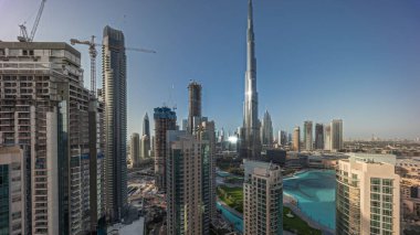 Panorama, Dubai şehir merkezinin gökdelenleriyle gökdelenleri gösteriyor. Yukarıdan gelen trafiğin yoğun olduğu yeni kulelerin ve yolların inşa edildiği yer