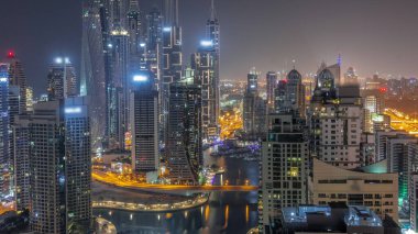 Dubai Marina hava sahasının en yüksek bloğundaki çeşitli gökdelenlerin gece boyunca suni kanalla görüntüsü. Işıkları sönen bir sürü kule