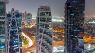 Dubai çok amaçlı emtia merkezinin bir parçası olan JLT hava sahasındaki uzun konut binaları. Arka planda villalar ve yol trafiği