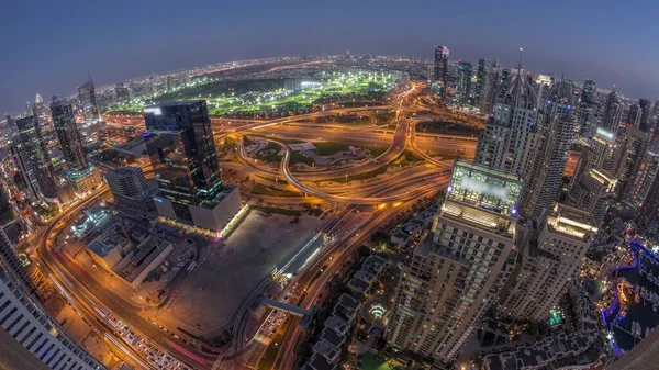 迪拜船坞和Jlt摩天大楼与媒体城市沿谢赫扎耶德路空中日夜过渡 从上面看住宅和办公大楼全景 — 图库照片