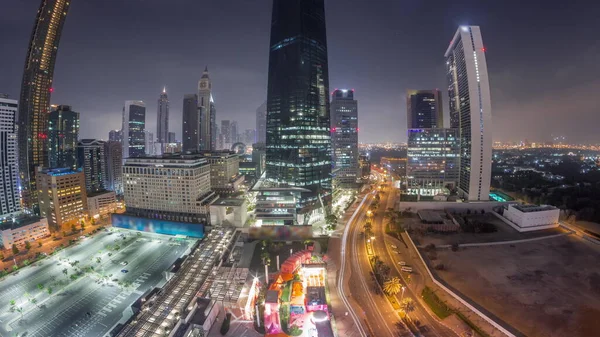 迪拜国际金融区的全景彻夜未眠 灯火通明 商业办公大楼的全景航空图 有旅馆和购物中心的明亮的摩天大楼 — 图库照片