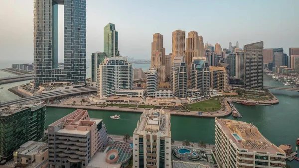 Панорама Показывающая Дубай Марина Несколькими Лодками Яхтами Припаркованными Гавани Небоскребами — стоковое фото