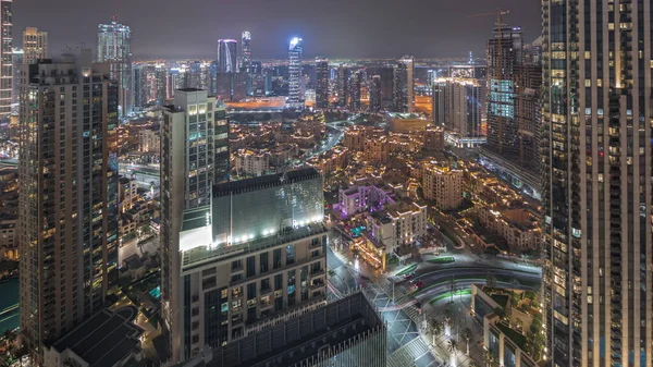全景显示了一个未来都市大夜晚的空中景观 阿拉伯联合酋长国迪拜的商业区和商业区 有许多摩天大楼和传统房屋 — 图库照片