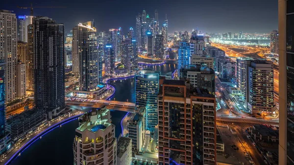 全景图展示了迪拜码头和Jdr区的摩天大楼 这些大楼坐落在最高的交接处 配有人工运河 许多塔楼和游艇 — 图库照片