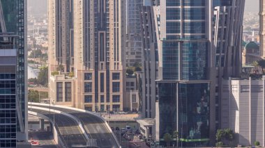 Yoğun yol kesişiminin ve Dubai 'deki kavşakların üst hava görüntüsü. Trafik sıkışıklığından kaçınmak için kavşak ve otoyolların modern inşaat tasarımı. İş sahasındaki gökdelenlerin yakınında araba sürmek