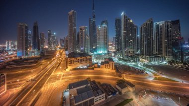 Dubai şehir merkezinin hava panoramik görüntüsü gece gündüz geçiş zamanlarında pek çok kulenin olduğu gökyüzü. Akıllı şehir şehrindeki iş alanı. Güneş doğmadan önce gökdelenler ve yüksek binalar.