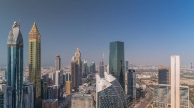 Dubai 'deki Sheikh Zayed Yolu' ndaki yüksek binaların Skyline görüntüsü. Uluslararası Finans Merkezi 'ndeki gökdelenler yukarıdan. Gölgeler hızlı hareket ediyor