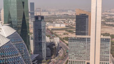 Dubai 'deki Sheikh Zayed Yolu' ndaki yüksek binaların Skyline görüntüsü. Uluslararası Finans Merkezi 'nin mali merkezindeki ofis gökdelenleri. Kavşakta trafik