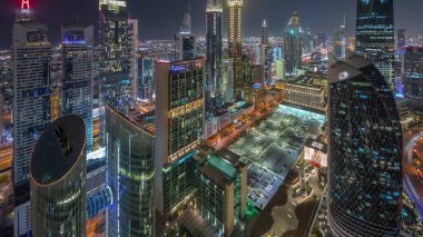 Dubai 'deki Sheikh Zayed Yolu' ndaki yüksek binaların Skyline görüntüsü. Uluslararası Finans Merkezi 'nde gökdelenler ve otopark yukarıdan aydınlatıldı