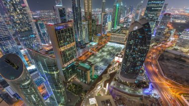 Skyline, Dubai 'deki Sheikh Zayed Yolu' ndaki gökdelenleri ve BAE 'deki hava sahasının zaman çizelgesini görüyor. Uluslararası Finans Merkezi 'nde yukarıdan aydınlatılmış gökdelenler