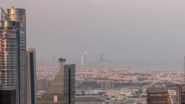 Su kanalı yakınında inşaat alanı olan evler ve villalar. Dubai 'deki Sheikh Zayed Yolu' ndaki yüksek binalar sabah saatleri, BAE. Finans bölgesindeki gökdelenler yukarıdan.