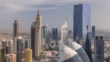 Dubai 'deki Sheikh Zayed Yolu' ndaki yüksek binaların Skyline görüntüsü. Uluslararası Finans Merkezi 'ndeki gökdelenler yukarıdan. Bulutlu gökyüzü