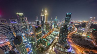 Skyline, Dubai 'deki Sheikh Zayed Yolu' ndaki yüksek binaların panoramik manzarasına bakıyor. Uluslararası Finans Merkezi 'nde yukarıdan aydınlatılmış gökdelenler