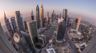 Dubai 'deki Sheikh Zayed Yolu' ndaki gökdelenlerin gökyüzü panoramasından gece geçiş zamanına, BAE. Uluslararası Finans Merkezi 'nde yukarıdan aydınlatılmış gökdelenler