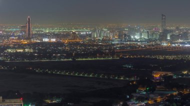 Bur Dubai ve Deira 'nın hava sahaları zaman çizelgesi finans bölgesinden izleniyor. Dubai Deresi boyunca bulunan binalar. Havaalanı terminalleri ve oteller