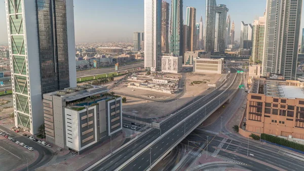 Torres Futuristas Rascacielos Con Tráfico Las Calles Del Centro Dubái —  Fotos de Stock