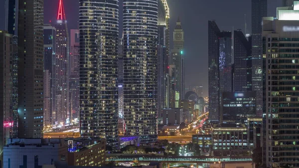 Φουτουριστικοί Πύργοι Και Φωτισμένοι Ουρανοξύστες Κίνηση Στους Δρόμους Στο Ντουμπάι — Φωτογραφία Αρχείου