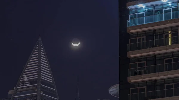 Měsíc Půlměsíce Zapadá Mrakodrapy Dubaji Majestátní Výhled Noci Městě Letecký — Stock fotografie