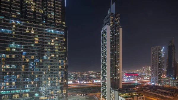 Futurisztikus Tornyok Megvilágított Felhőkarcolók Forgalommal Sheikh Zayed Úton Dubai Belvárosában — Stock Fotó