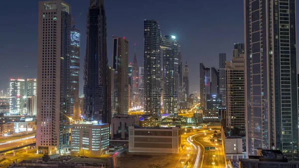 Torres Futuristas Arranha Céus Cidade Com Tráfego Nas Ruas Dubai — Fotografia de Stock