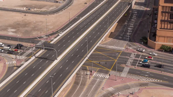 Vista Aérea Superior Concurrida Intersección Carreteras Cruces Tráfico Dubai Ciudad —  Fotos de Stock