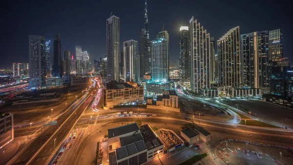 迪拜市中心的空中全景尽收眼底 有许多灯火通明的塔楼夜幕降临 智能城市的商业区 阿联酋的摩天大楼和高层大楼 — 图库照片