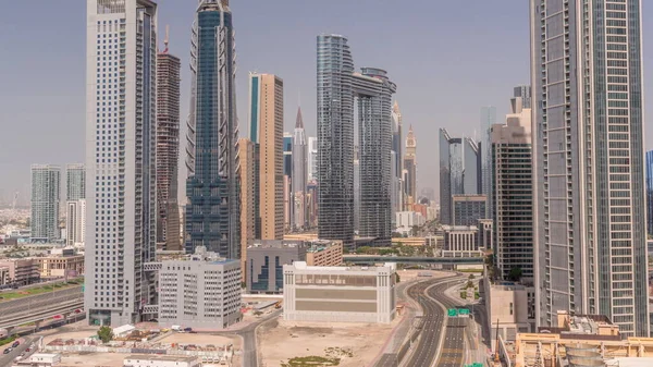 Torres Futuristas Rascacielos Con Tráfico Las Calles Del Centro Dubái —  Fotos de Stock
