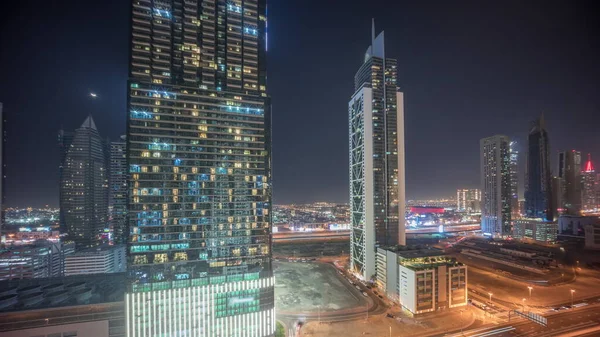 Панорамный Вид Футуристических Башен Освещенных Небоскребов Движением Шоссе Центре Дубая — стоковое фото