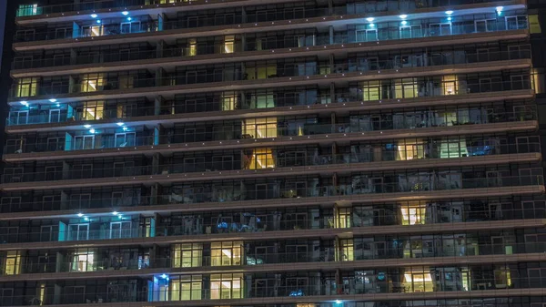 Şehrin Hava Zaman Ayarlı Yerleşim Bölgesinde Parlayan Pencereleri Olan Uzun — Stok fotoğraf