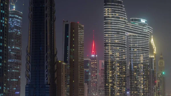 Futurisztikus Tornyok Világító Felhőkarcolók Tetején Ragyogó Fényekkel Dubai Belvárosában Pénzügyi — Stock Fotó