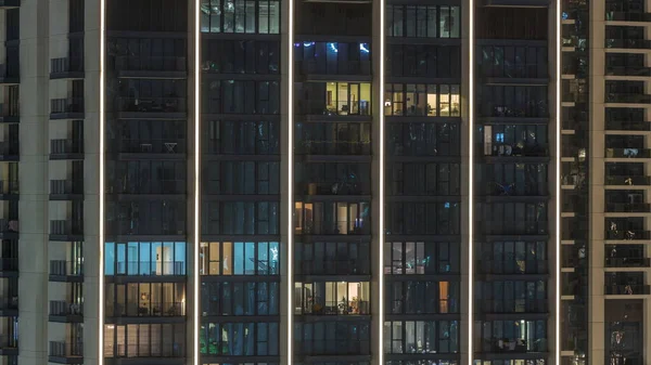 Magas Háztömbök Ragyogó Ablakokkal Város Lakókörzetében Légi Időkorlát Mellett Esti — Stock Fotó
