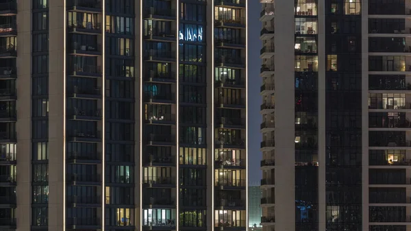 Wieczorne Światło Pokojach Wieżach Wieżowcach Wysokie Bloki Mieszkalne Świecącymi Oknami — Zdjęcie stockowe