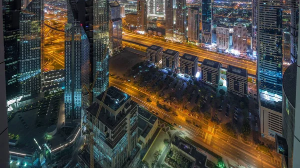 ドバイのシェイク ザイド ロードにある高層ビル群は アラブ首長国連邦のパノラマの時間経過に移行します 上から金融街の高層ビル 街歩きの家や別荘を背景に — ストック写真