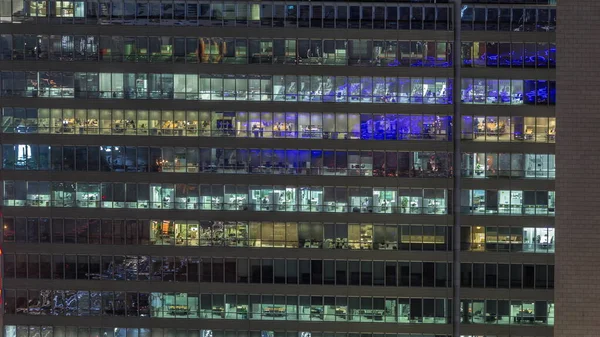 Frontális Kilátás Éjszakai Homlokzata Üzleti Torony Épület Sok Ablakot Könnyű — Stock Fotó