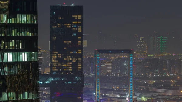 バードバイとデイラ地区は 金融街のオフィス高層ビルから見える空中夜間のタイムラプス ドバイクリーク沿いに位置する建物 照光式フレームワーク — ストック写真